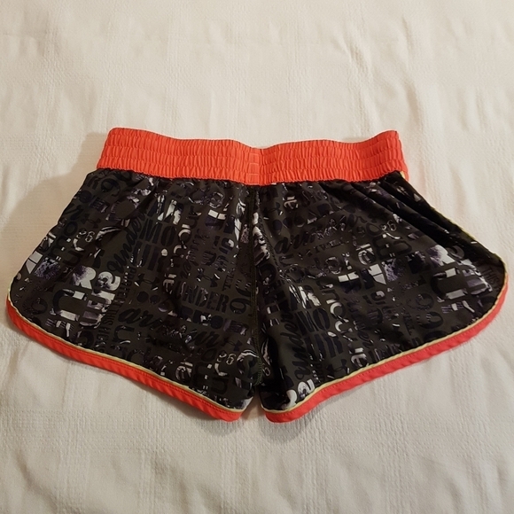 Under Armour womens medium shorts - Picture 6 of 7